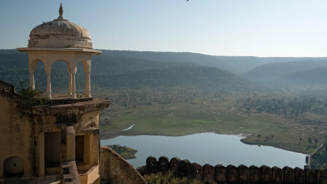 You are currently viewing Echoes of Royalty: Tracing the History of Sariska’s Kankwari Fort